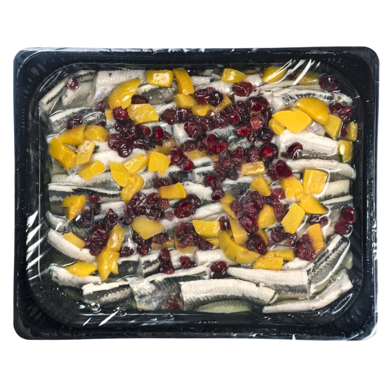 Marinuota atlantinių silkių filė su persikais ir spanguolėmis